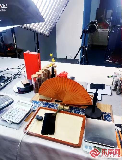 青春帶貨新力量 福州外語外貿學院學子化身助銷員，助力家鄉(xiāng)紅木工藝品走向更廣闊市場